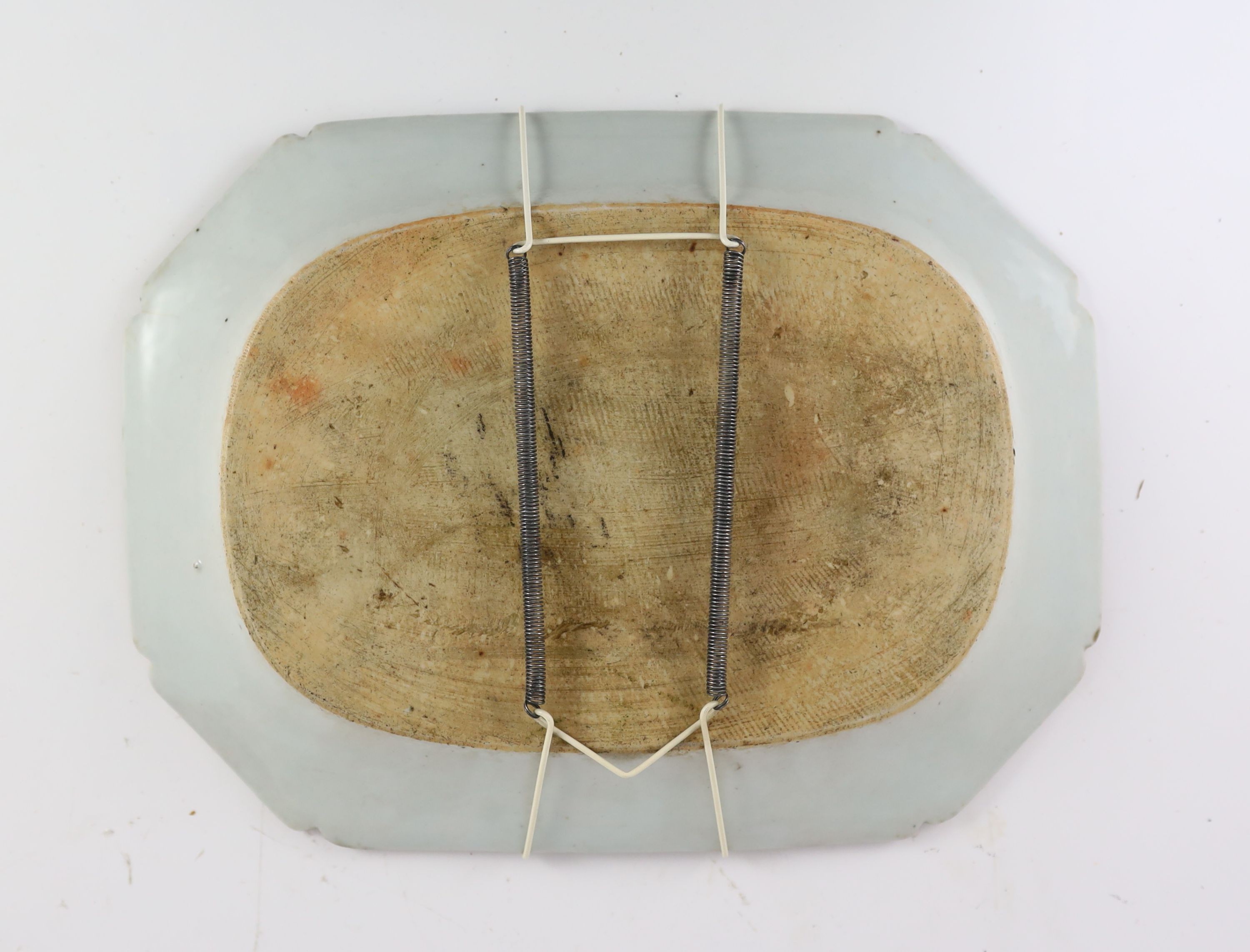 A set of five Chinese Armorial meat plates, circa 1755, with painted central Ross Family Coat of Arms, with motto - 'Nobilis Est Ira Leonis' 26 cm – 33 cm, some cracks
